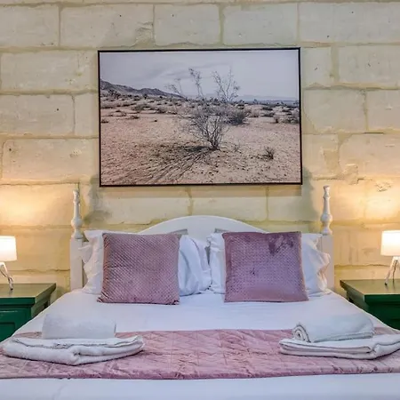 Authentic Studio With Maltese Balcony In Bormla By 360 Estates * Cospicua
