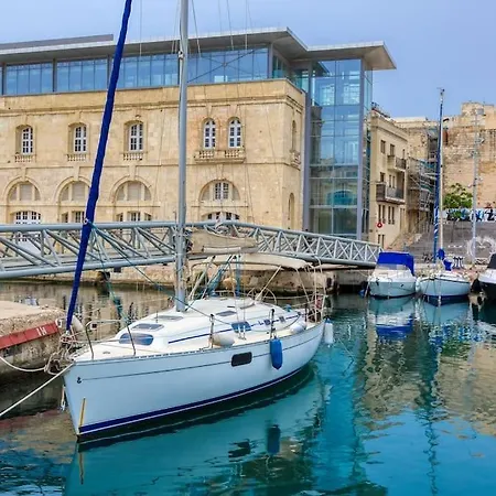 Authentic Studio With Maltese Balcony In Bormla By 360 Estates * Cospicua