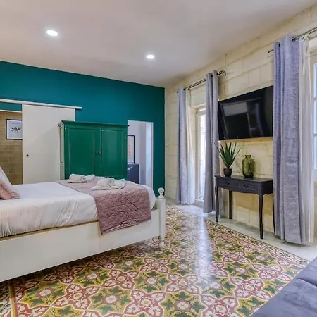 Authentic Studio With Maltese Balcony In Bormla By 360 Estates
