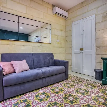 Authentic Studio With Maltese Balcony In Bormla By 360 Estates * Cospicua
